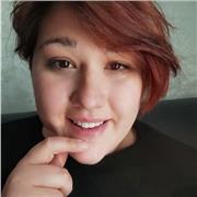 Diplomata presso il LICEO CLASSICO, P. GIANNONE di Caserta, vasta conoscenza della letteratura classica